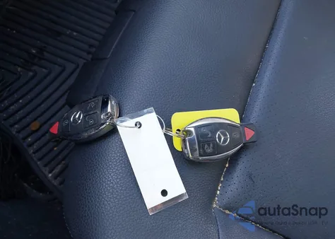 2011 Mercedes-Benz E 350 4Matic z USA, uszkodzony, nr VIN WDDHF8HB1BA431066